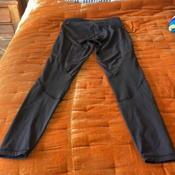 Black sz 6 Lululemon leggings with mesh side pockets - Picture 2 of 5